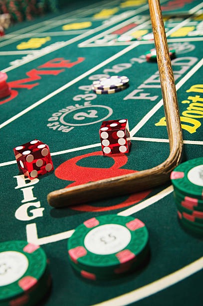 main300 Multi-Bet ticket builder on mobile screen showing live blackjack and Liga 1 selections